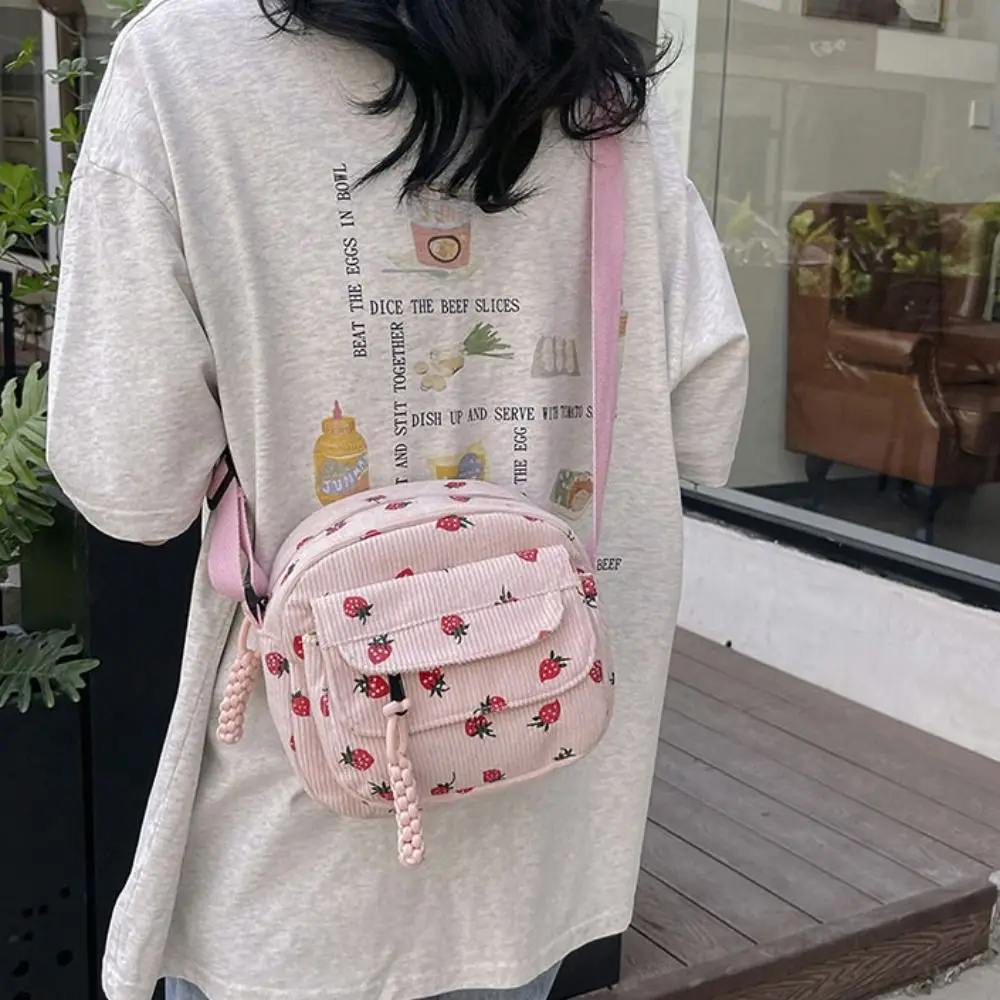 Bolso cruzado de gran capacidad con estampado de fresas para mujer, bandolera de hombro con cremallera, de pana, para viaje