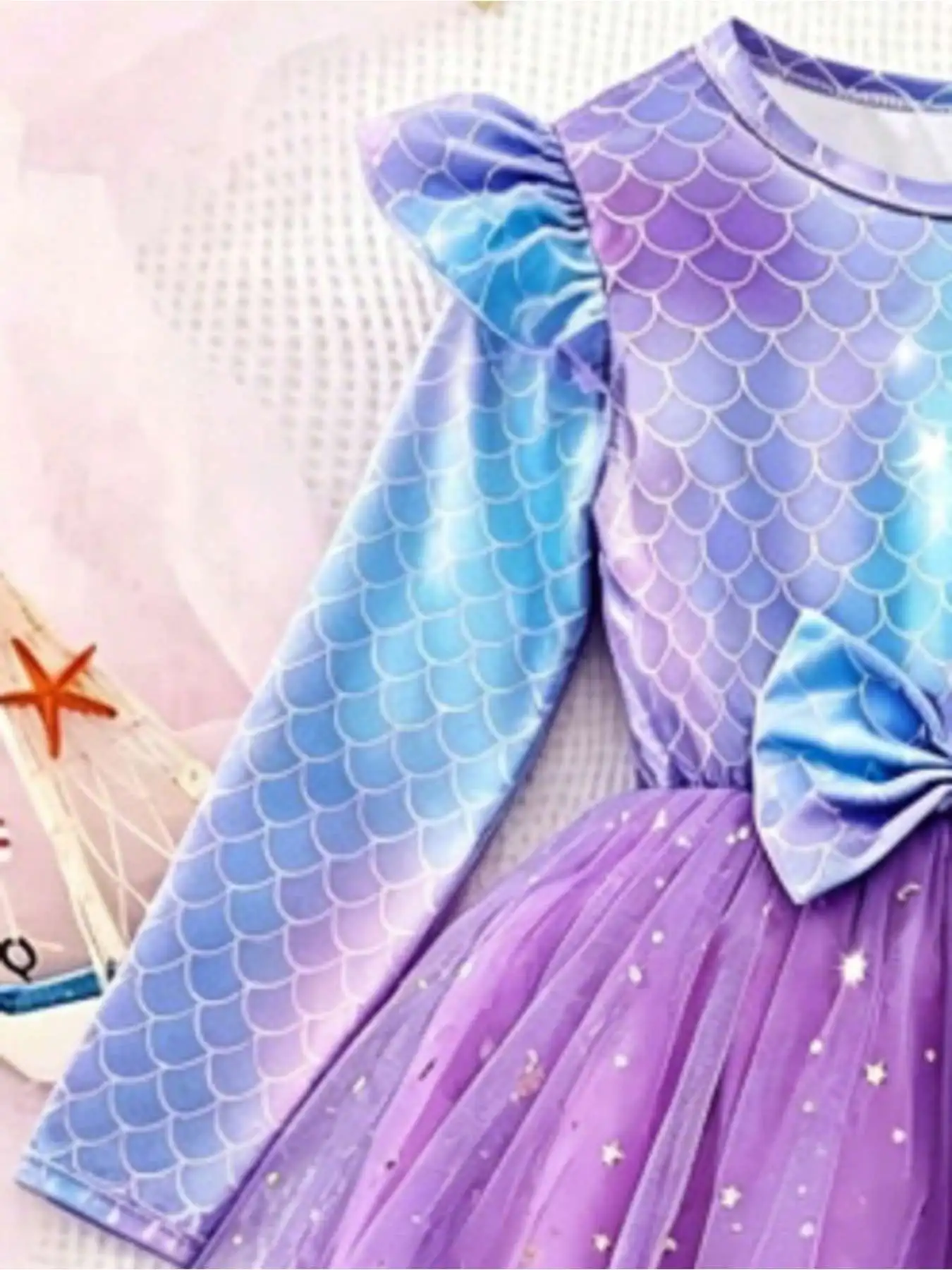 Kinderkleid mit geometrischem Muster, langen Ärmeln, lässigem Rundhalsausschnitt, tailliertem Schnitt, Schleife und knielangem Netzrock für den Herbst. – Detail 4