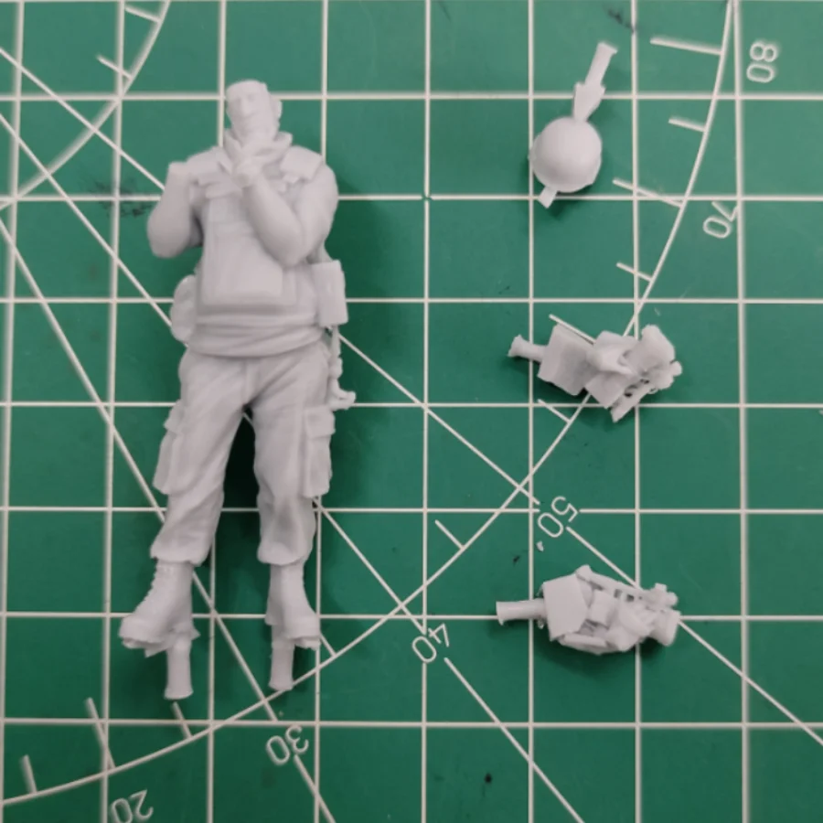 1/35 Scale Die-Cast Resin gift GK Model Kit Battlefield Reporter Miniature Unassembled and Unpainted