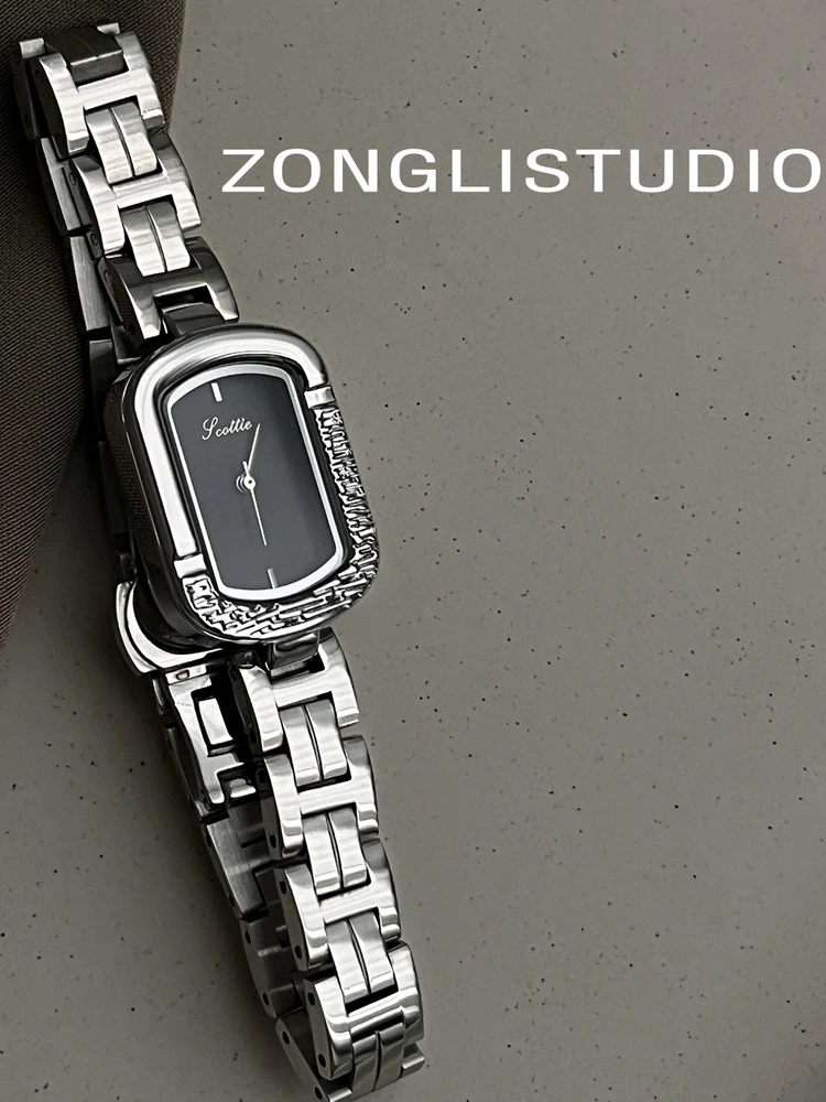 

A SophisticatedAndStylishWomen'S Watch With A mSipleYet Elegant DesignTheSmall SquareShapeIsA Versatile PieceSuitable For Women.