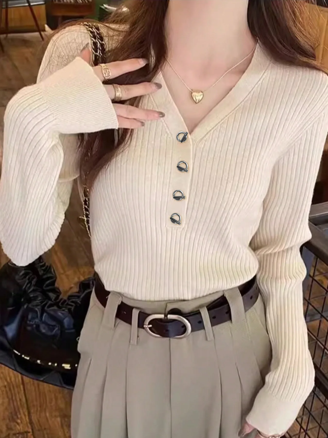 Haut en tricot côtelé à boutons et col en v pour femme, nouveau style doux, beige, couche de base à manches longues, coupe ajustée et flatteuse, automne.