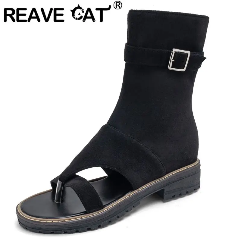 

REAVE CAT Модные женские сандалии с застежкой на носок из флока, замшевые туфли на плоской подошве с застежкой-молнией и пряжкой до середины икры, повседневная обувь большого размера 46 47 48 Roman Styes