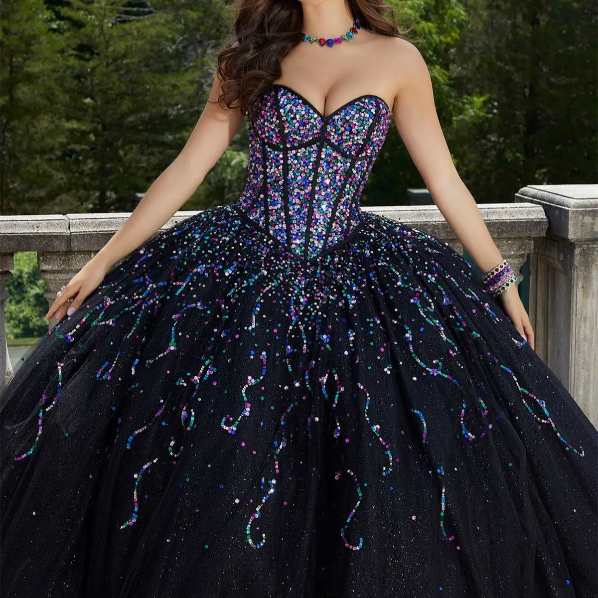 Quinceanera vestido bola Bandeau com mangas destacáveis queimado, lantejoulas azul-violeta, noivado clássico, preto