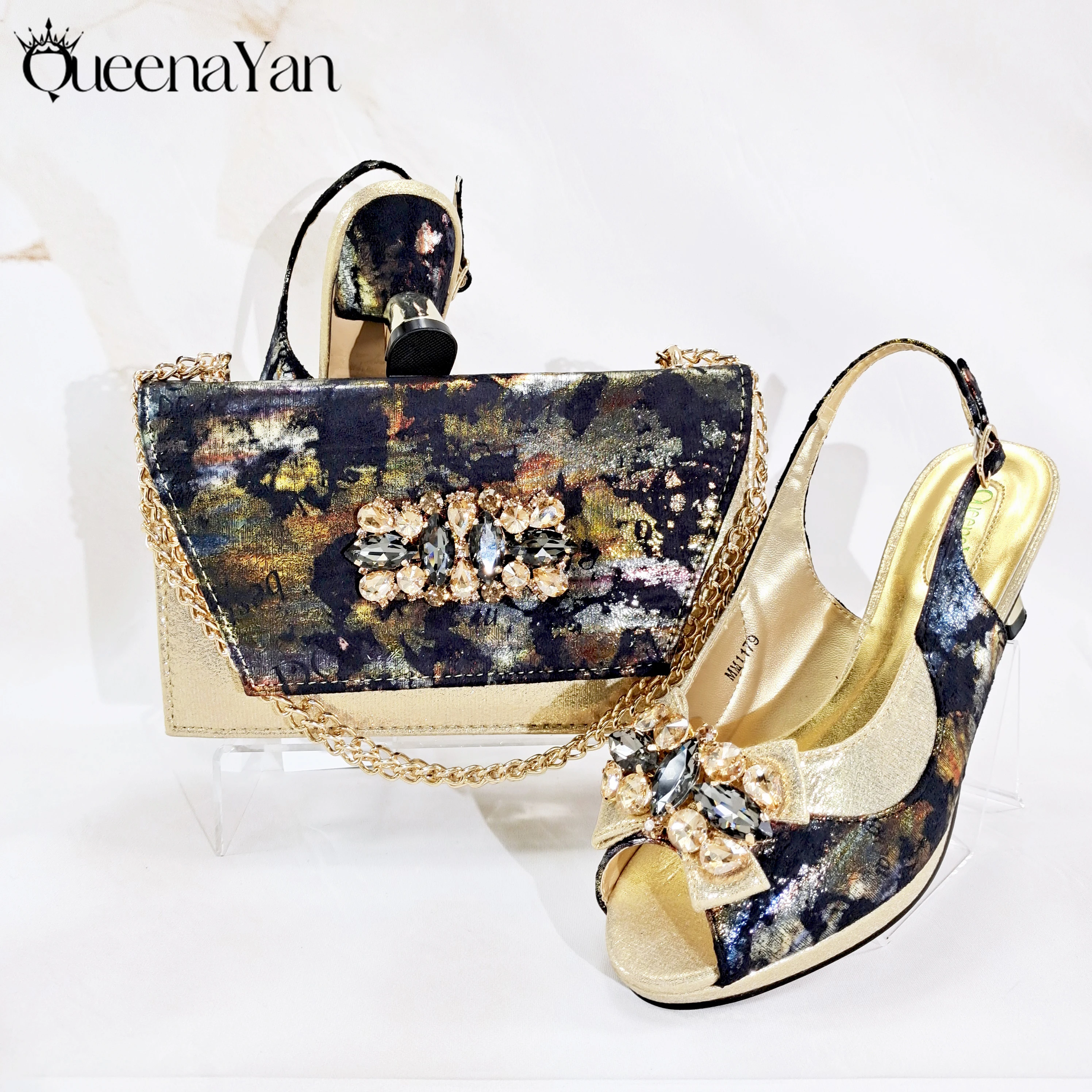 

Новейшие вечерние женские туфли из черного золота со стразами и металлическими бриллиантами в сочетании с подходящей сумочкой. Изысканный особый материал.