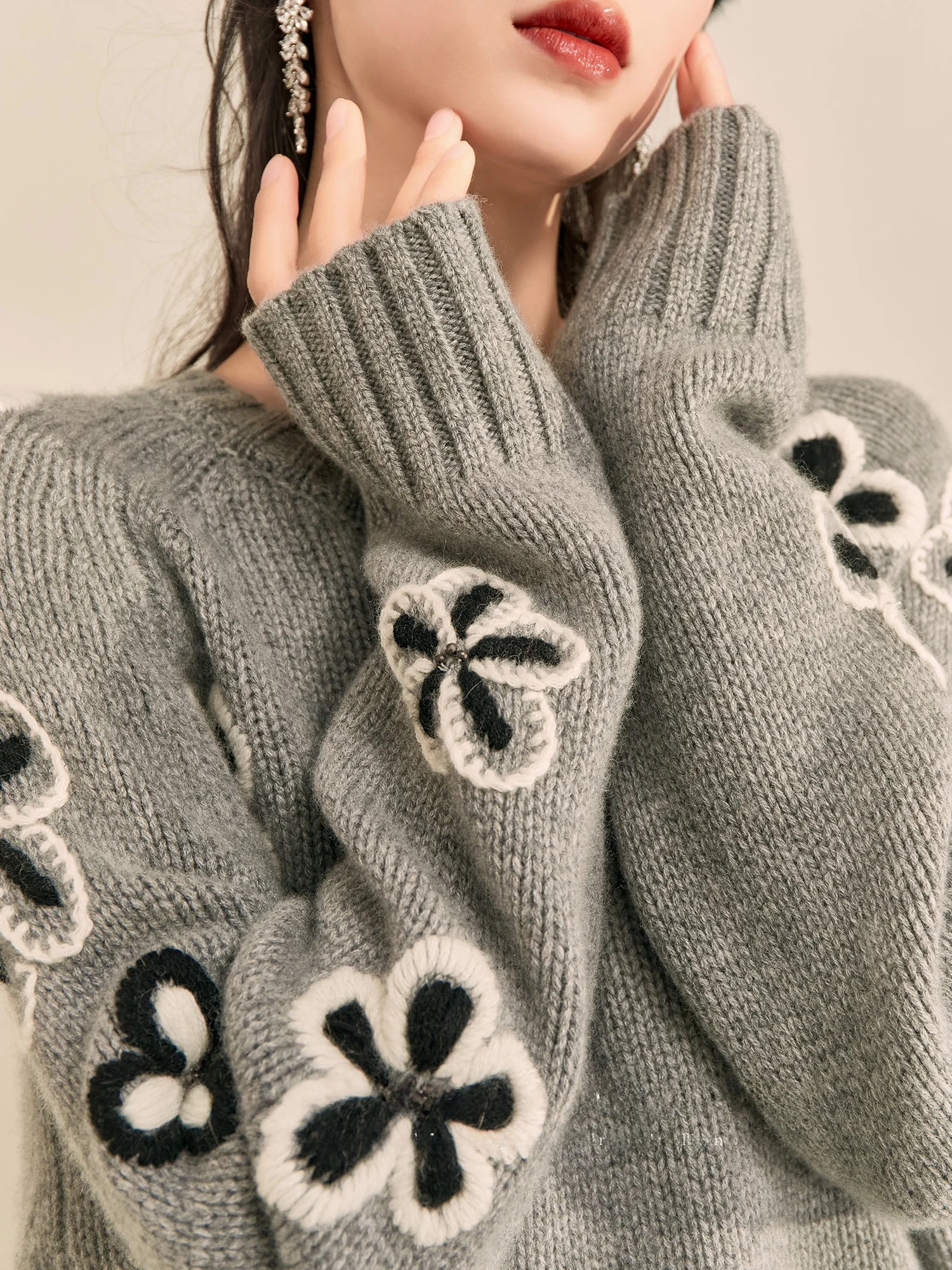 

Уютный женский зимний свитер Flowing Era в стиле ретро с объемной 3D-вышивкой, круглым вырезом и вязаным узором, модный и комфортный.