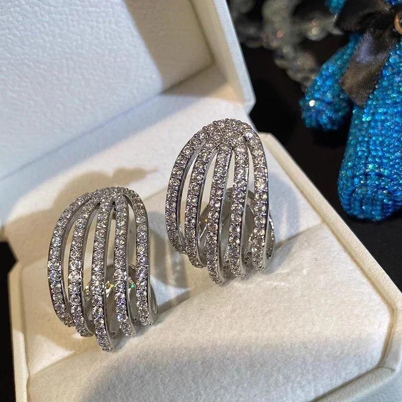Line design with inlaid zircon sparkling earrings for the bride to attend the banquet, elegant temperament, and accessories