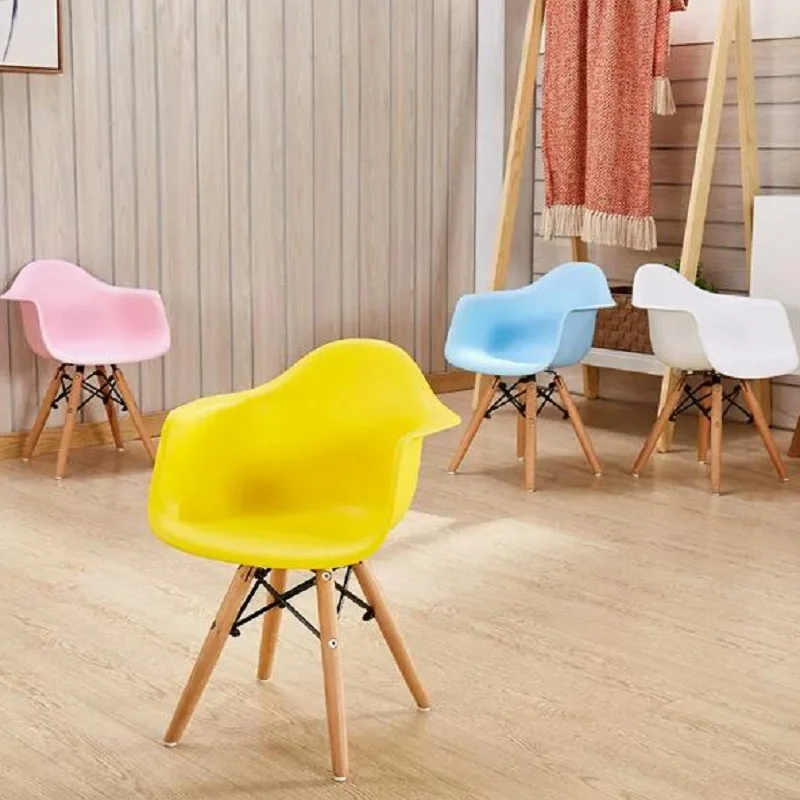 Sedie per bambini dell'asilo sedie da pranzo per bambini moderne e semplici in legno massello uso domestico sgabelli in plastica colorata per bambini