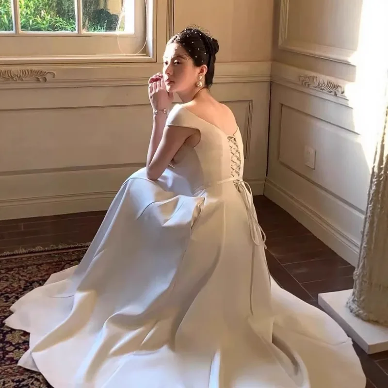 패셔너블한 프렌치 새틴 라이트 웨딩 드레스 2026 신상 심플한 신부 약혼 드레스 우아한 화이트 드레스 고급스러운 느낌