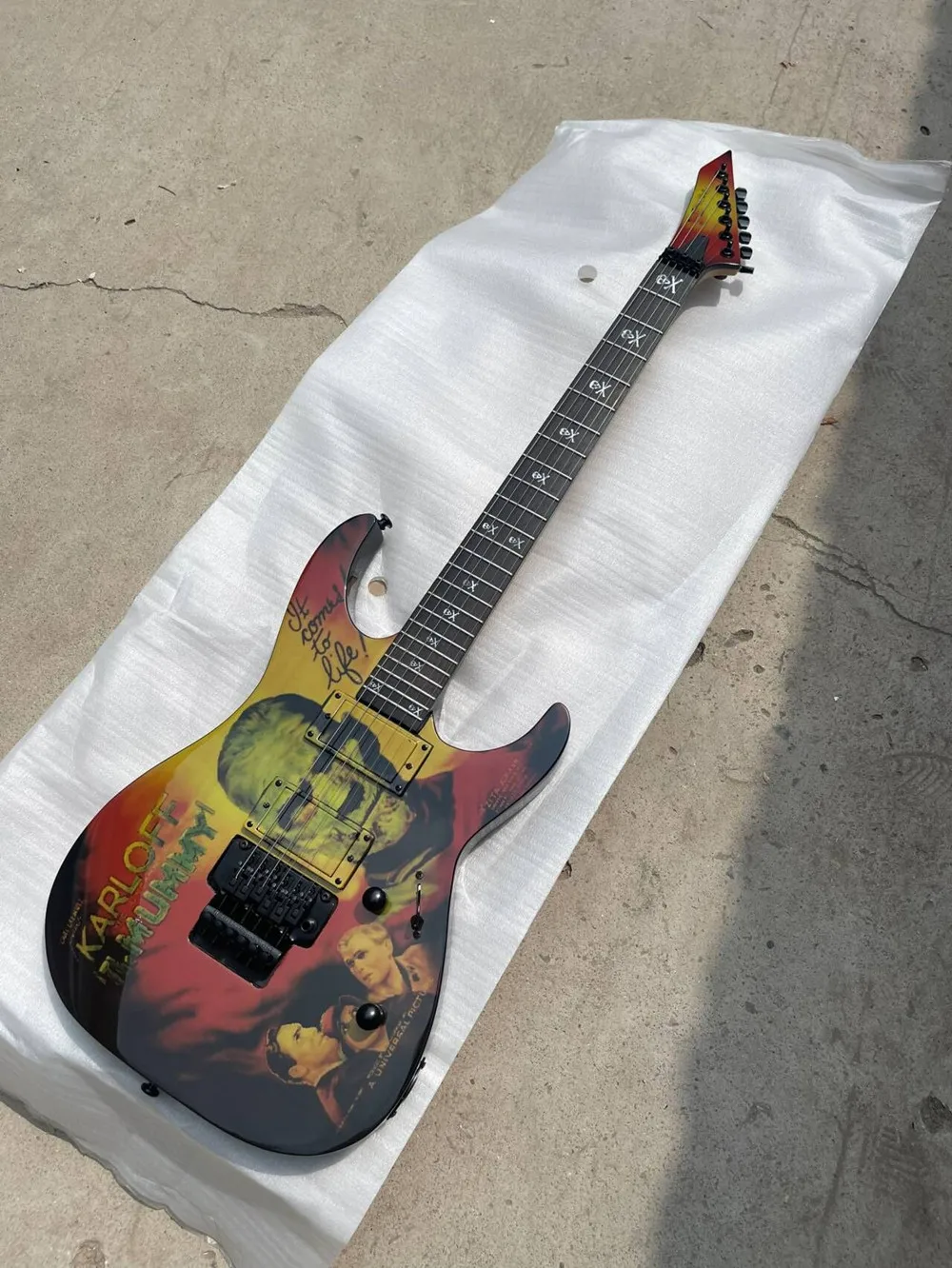 Natural Wood 6 Strings Electric Guitar with Black Hardware, Rosewood Fretboard, Provide Customized Service