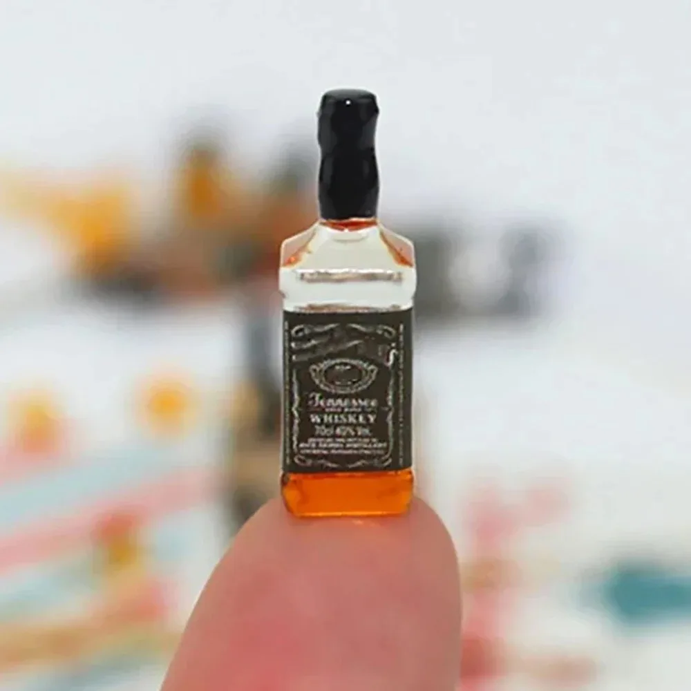 Accesorios para Casa de Muñecas 1/12, Mini Botella de Whisky de Resina, Modelo de Botella de Vino en Miniatura para Decoración del Hogar