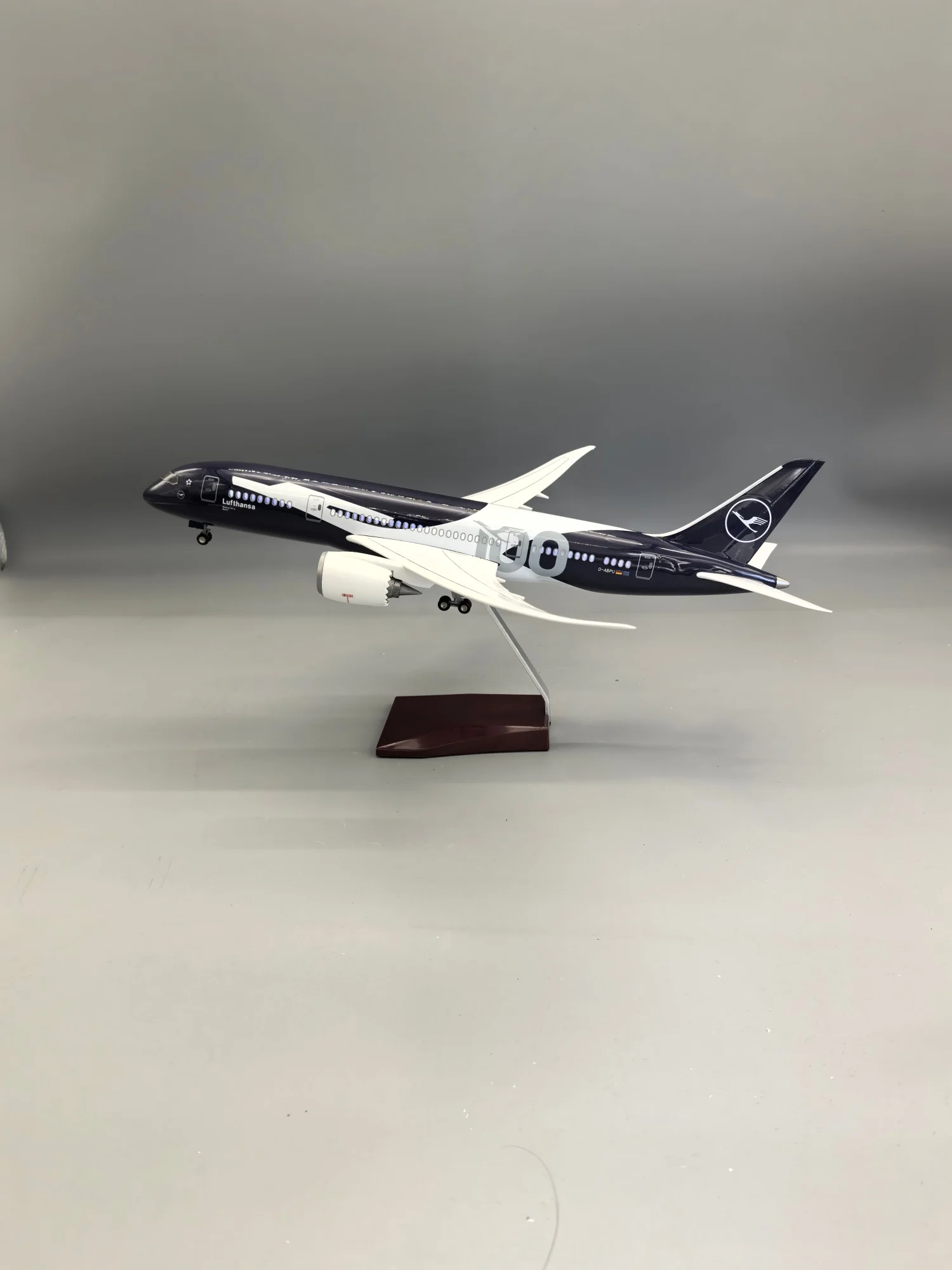 1:130 Scale Lufthansa B787 Resin Model with LED