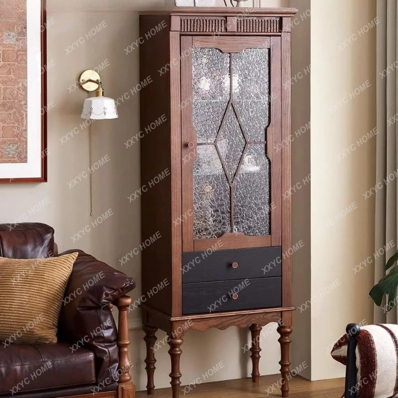 

Угловой шкаф для хранения вещей в гостиной из массива дерева в средневековом стиле, с местом для хранения у дивана