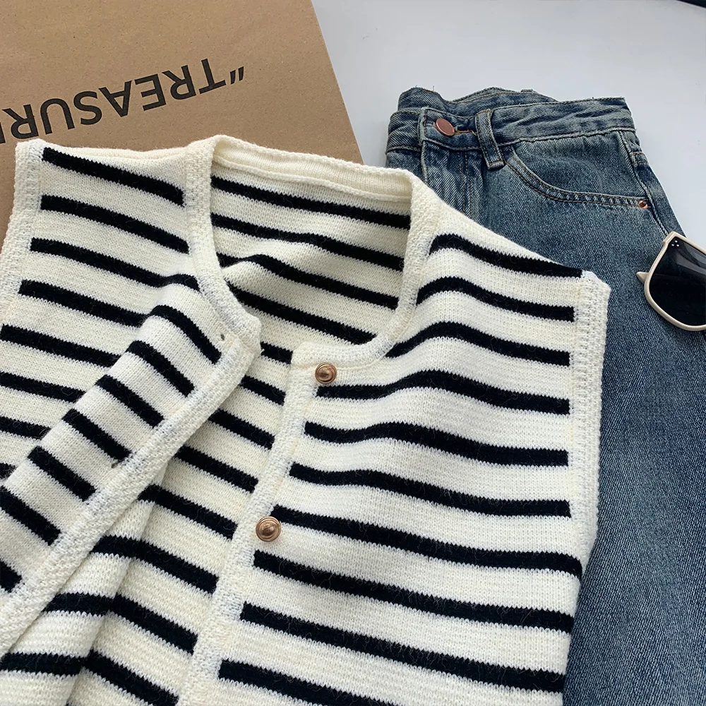 Women\'s Striped Knitted Vest Spring Autumn Fashion O-Neck Sleeveless Sweater French Elegant Gold Buckle  All-Match Cardigan Top