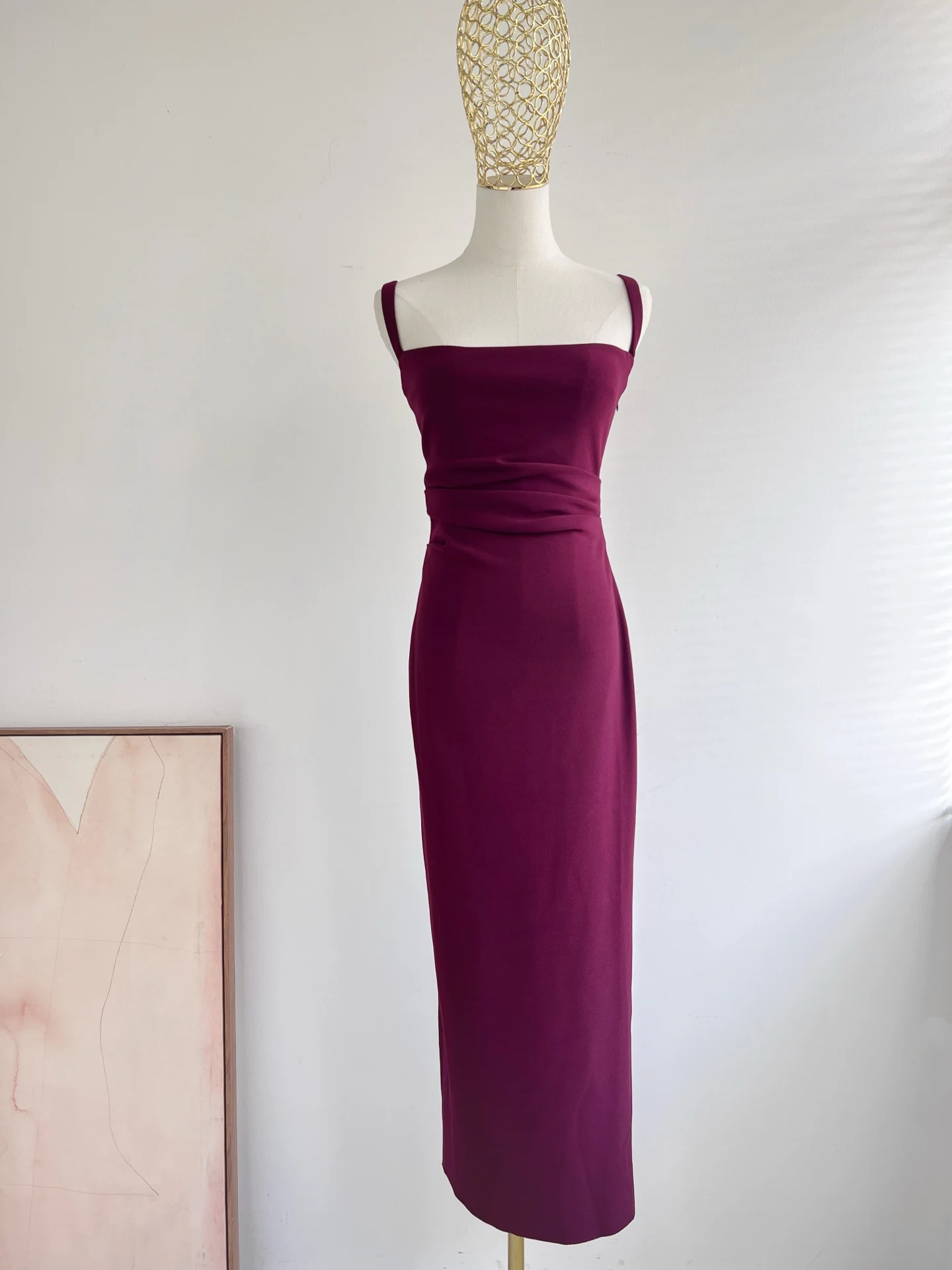 Długa sukienka damska w jednolitym kolorze, kwadratowy kołnierzyk, bez rękawów, wysokie rozcięcie, dopasowana sukienka