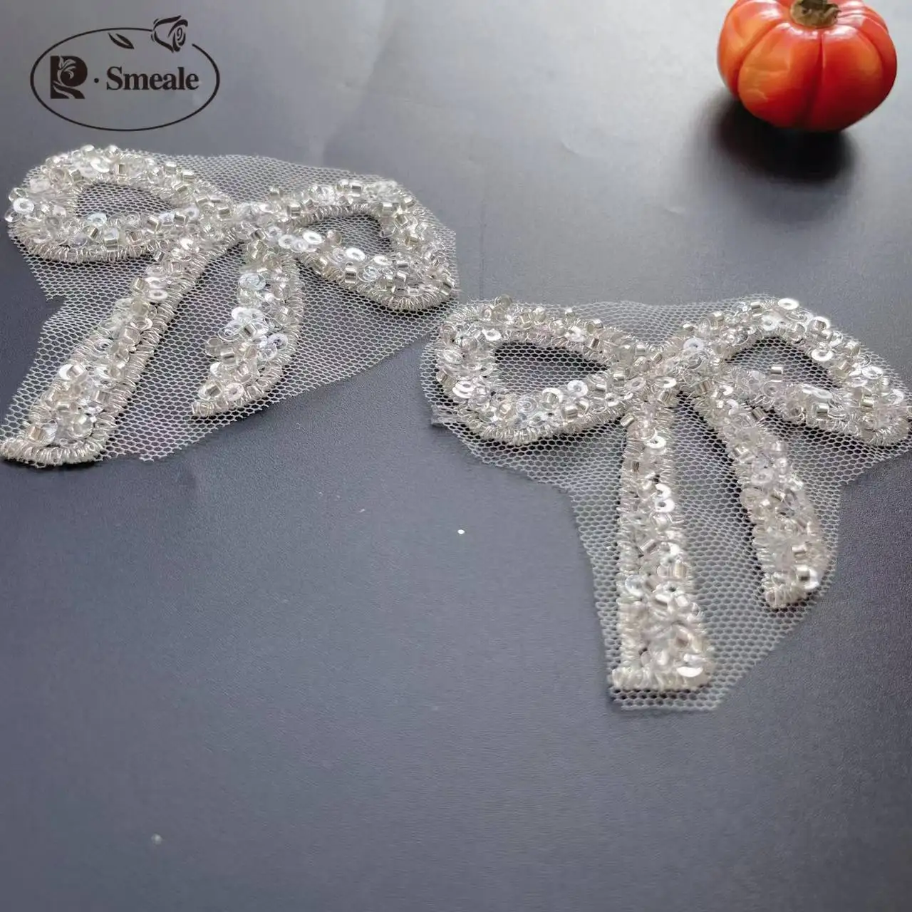 20 Stück/Lot. Silberne kleine Schleife, 7*7cm, Perlen-Spitzen-Applikation, DIY, Haute Couture, Hochzeitskleid-Accessoires, RS24487 – Detail 5
