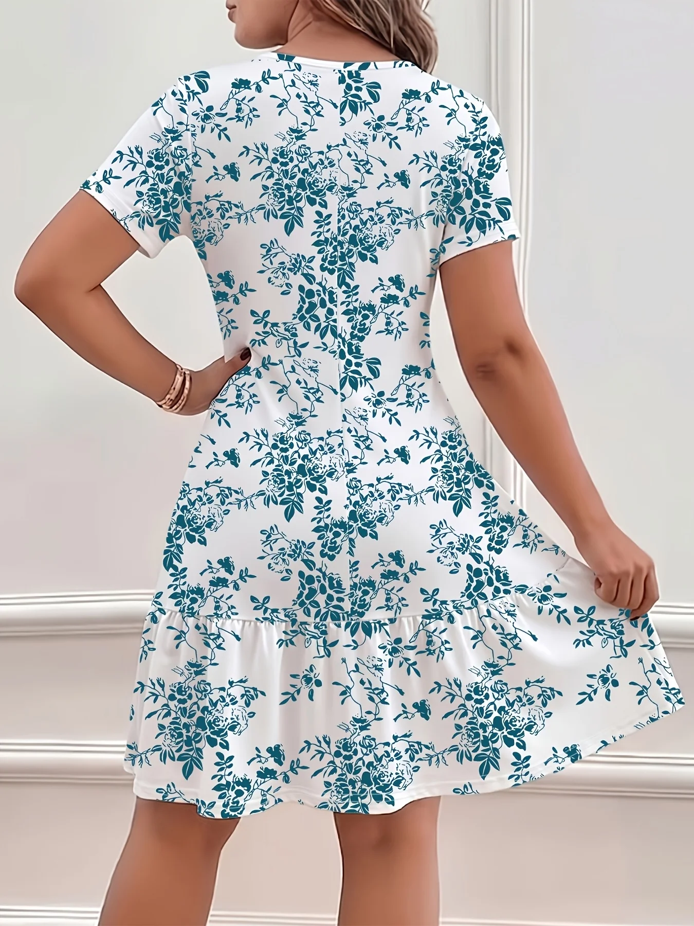 Sommerliches Midikleid mit Rundhalsausschnitt, lässigem Blumenmuster, kurzen Ärmeln und Rüschensaum – Detail 2
