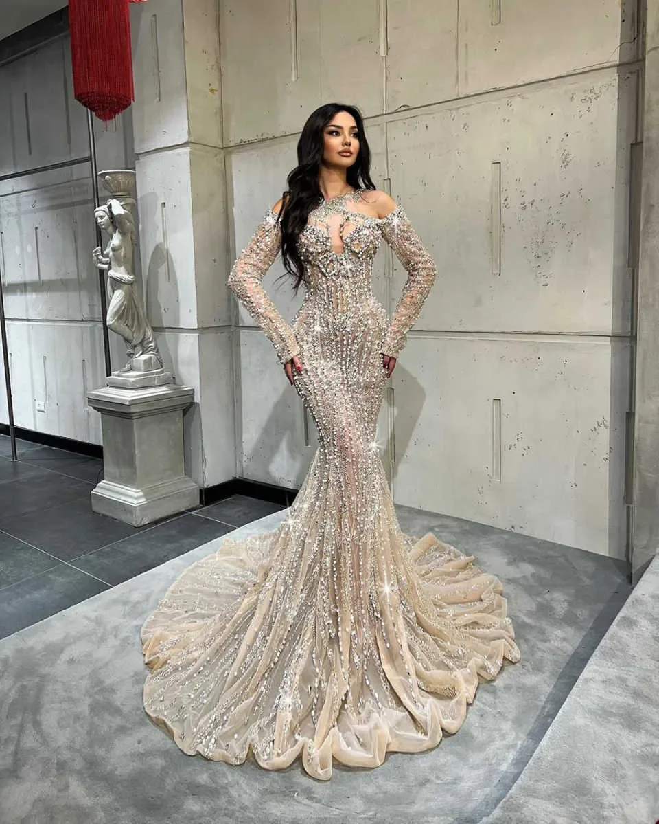 หรูหราเชือกแขวนคอแขนยาวชุดราตรีกลิตเตอร์ลูกปัดคริสตัลชุดราตรีไข่มุกประดับด้วยเลื่อมชุดคนดังที่กำหนดเอง