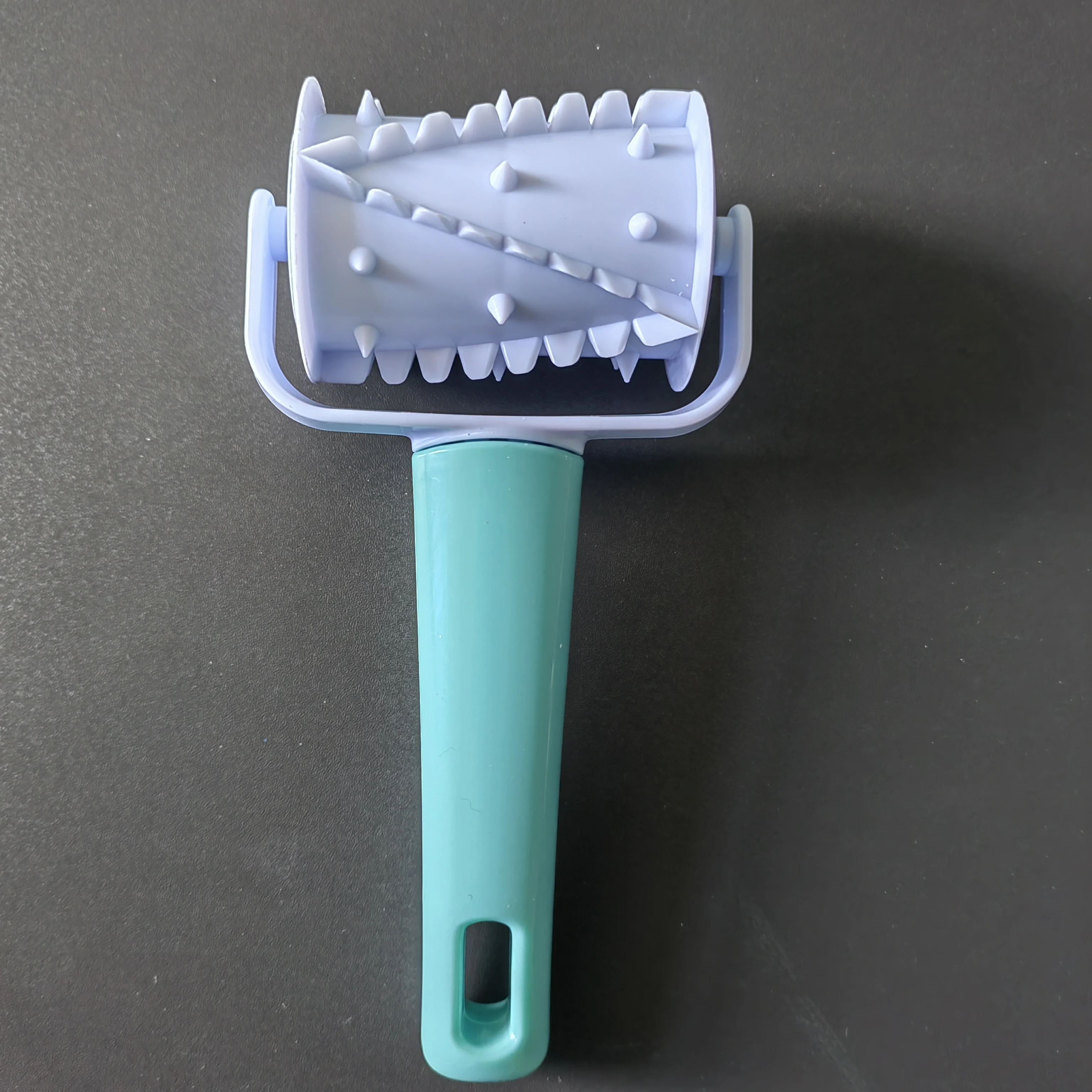 

Plastic Blue & White Toothed Roller Cookie Dough Pastry Cutter Tools HB0176I