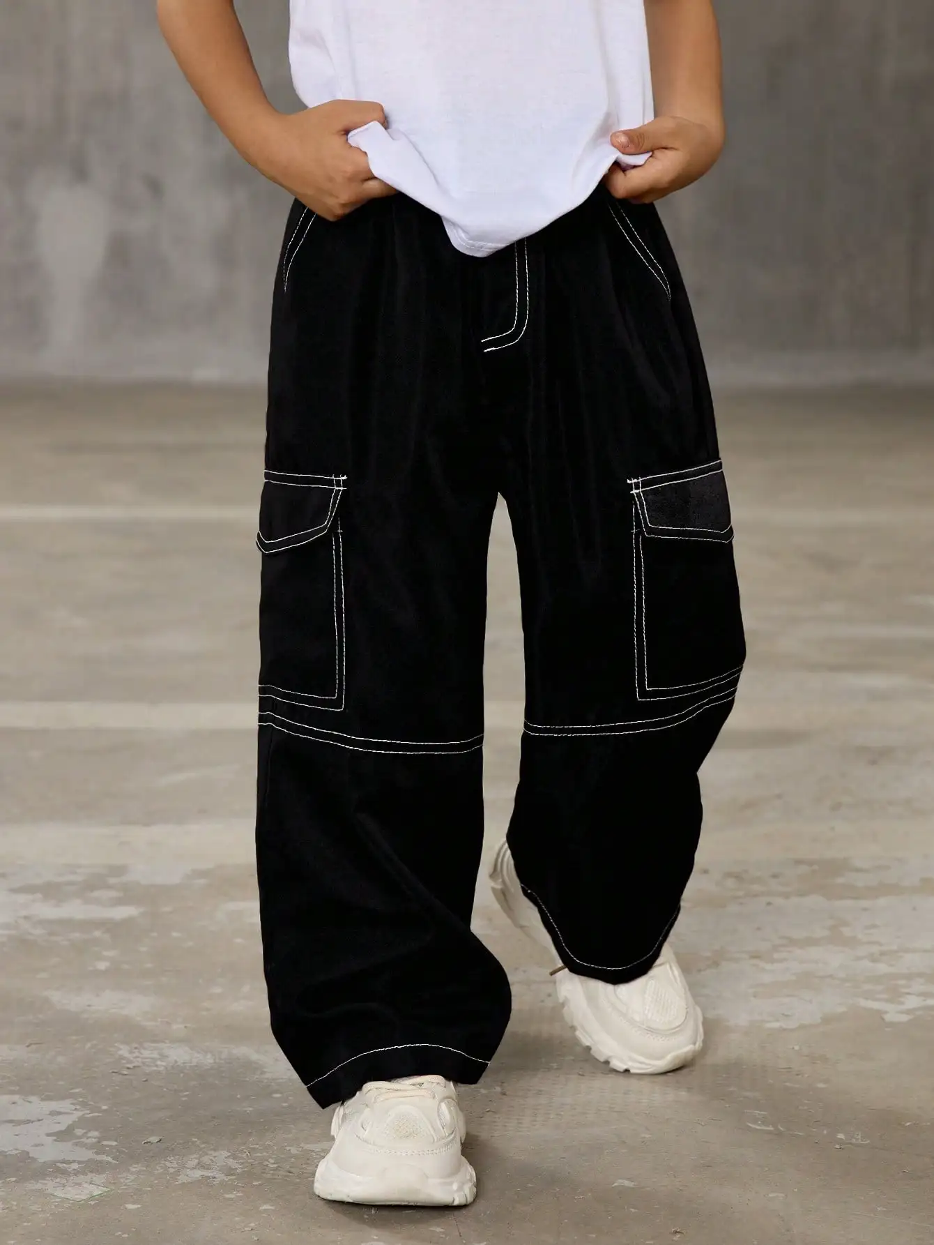 

Детские черные свободные брюки-карго прямого кроя с контрастной строчкой