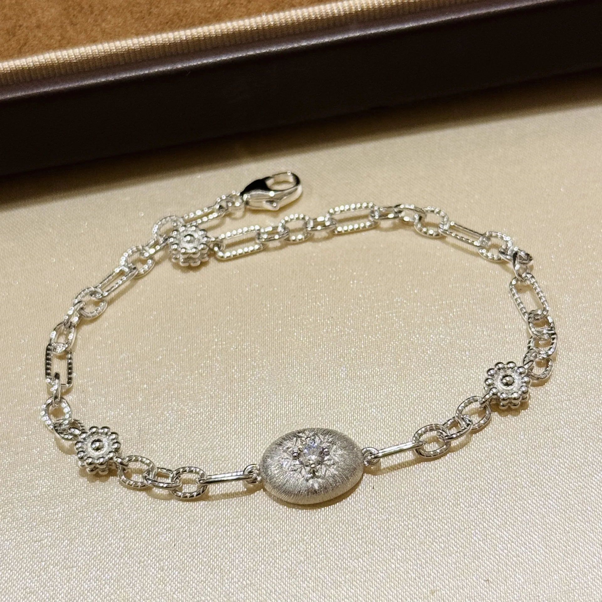 

Pure silver S925 oval brushed octagonal star-carved women's bracelet