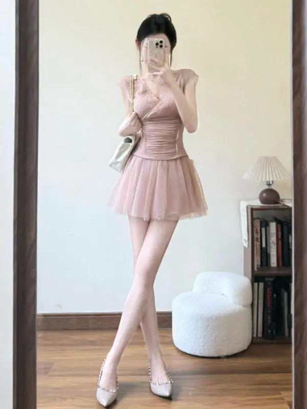 

Korean Style Sweet Unique Beautiful Two-Piece Set V-Neck Top Tulle Half-Skirt Summer Fashion Ensemble for Young Women