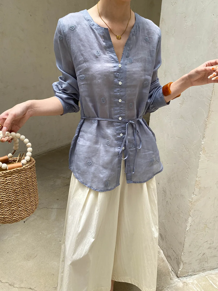 Sommerliches Damen-Shirt in unifarbenem V-Ausschnitt, locker geschnitten, mit Stickerei, für einen eleganten Look. – Detail 26