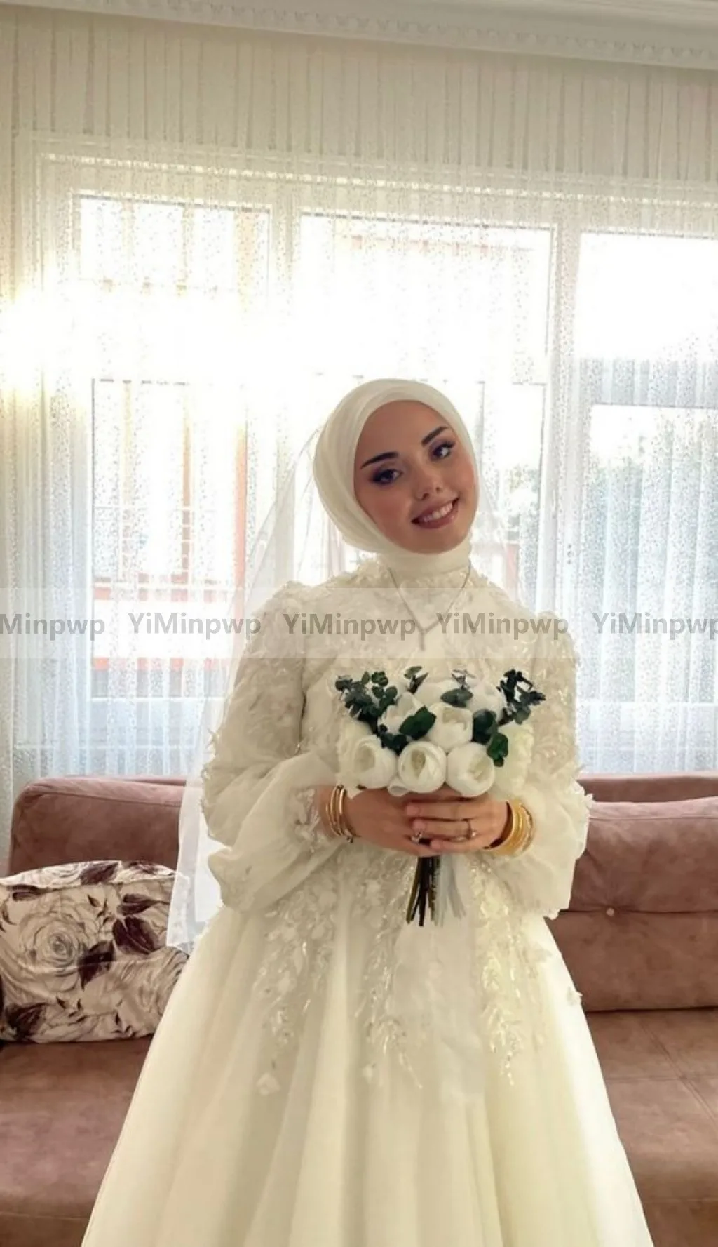 Abiti da sposa bianchi musulmani per la sposa Hijab maniche lunghe a sbuffo Una linea di applicazioni Abiti da sposa in tulle floreale 3D personalizzati