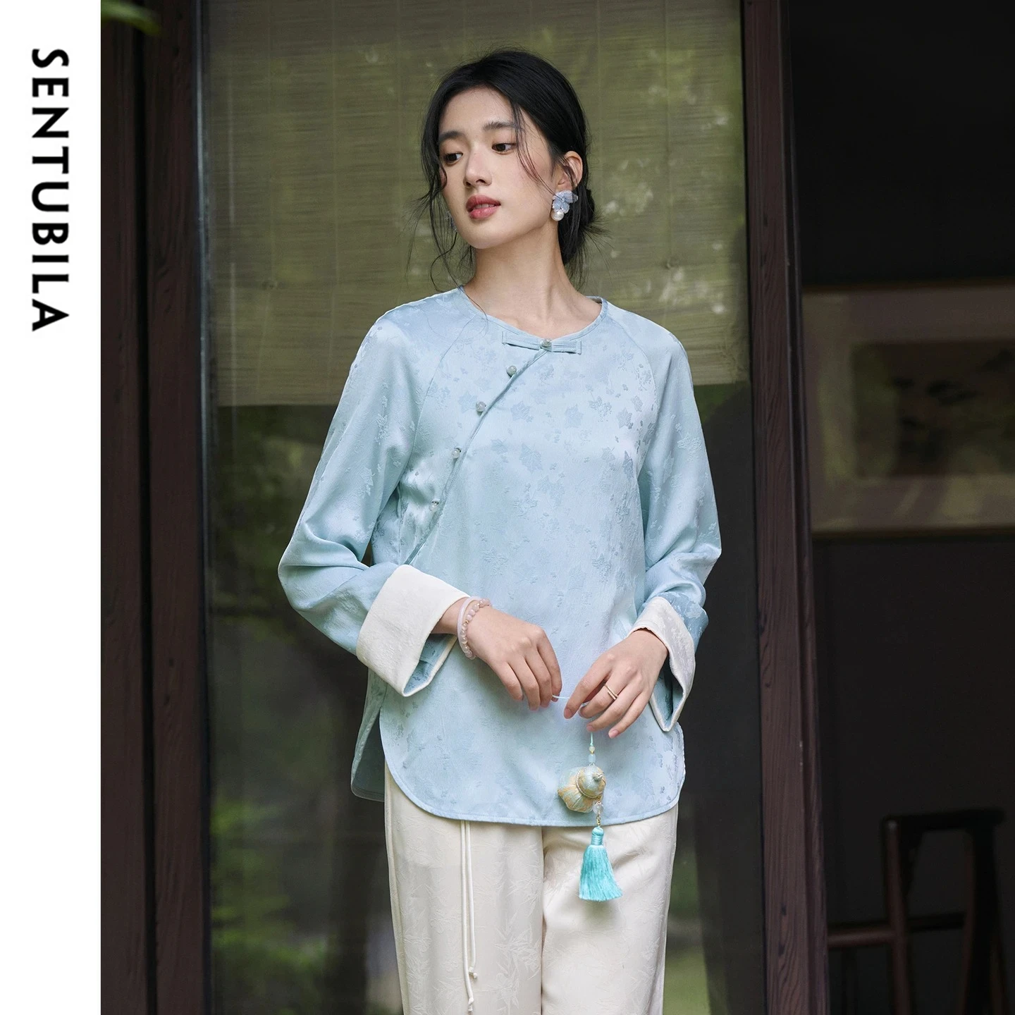 

SENTUBILA Chinese Style Chiffon Shirt for Women 2026 Satin Like Round Neck Contrast Cuff Blouse Spring Casual Tops 161VG4022