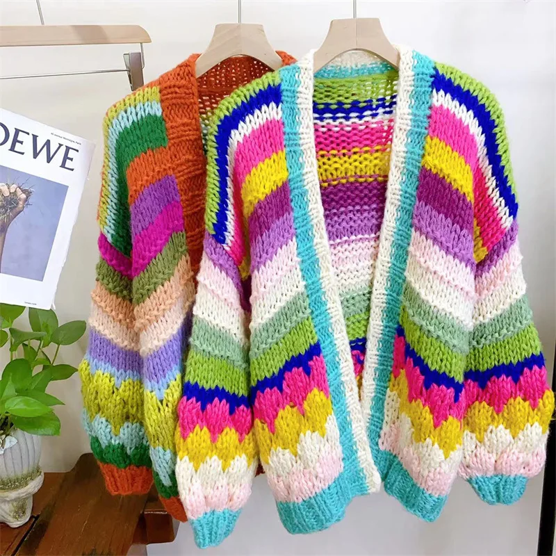 Cardigan di media lunghezza con ago spesso lavorato a mano colorato, capispalla stile giovanile dalla vestibilità ampia, nuova collezione autunno inverno