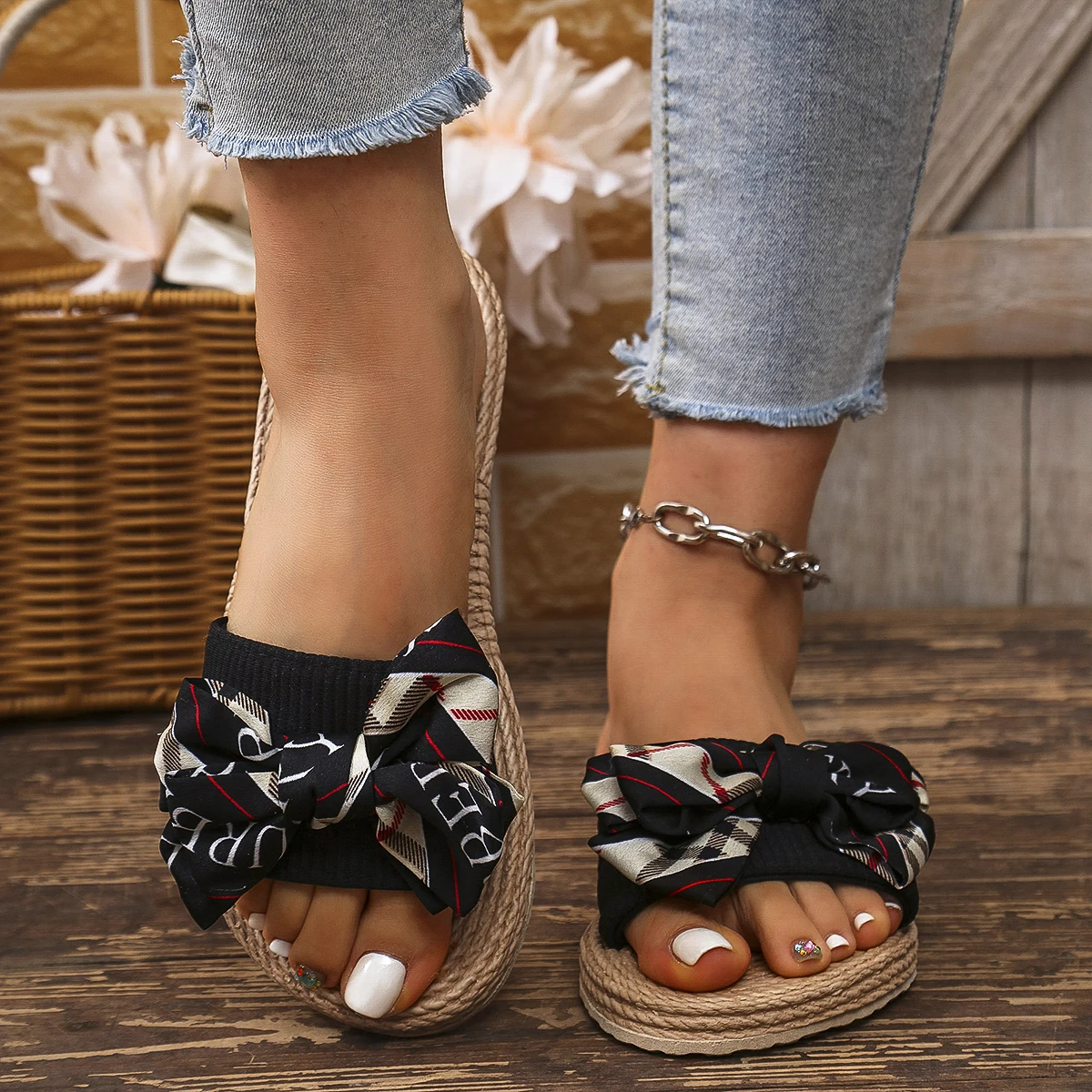 Women's Fashionable Non-Slip Wear-Resistant College Vacation Beach Style Bright Diamond Flower Flat Heel Flip Flops image 2