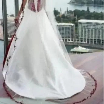 

Customized White and burgundy Wedding Veil Lace Appliques One Layer Bridal Veils