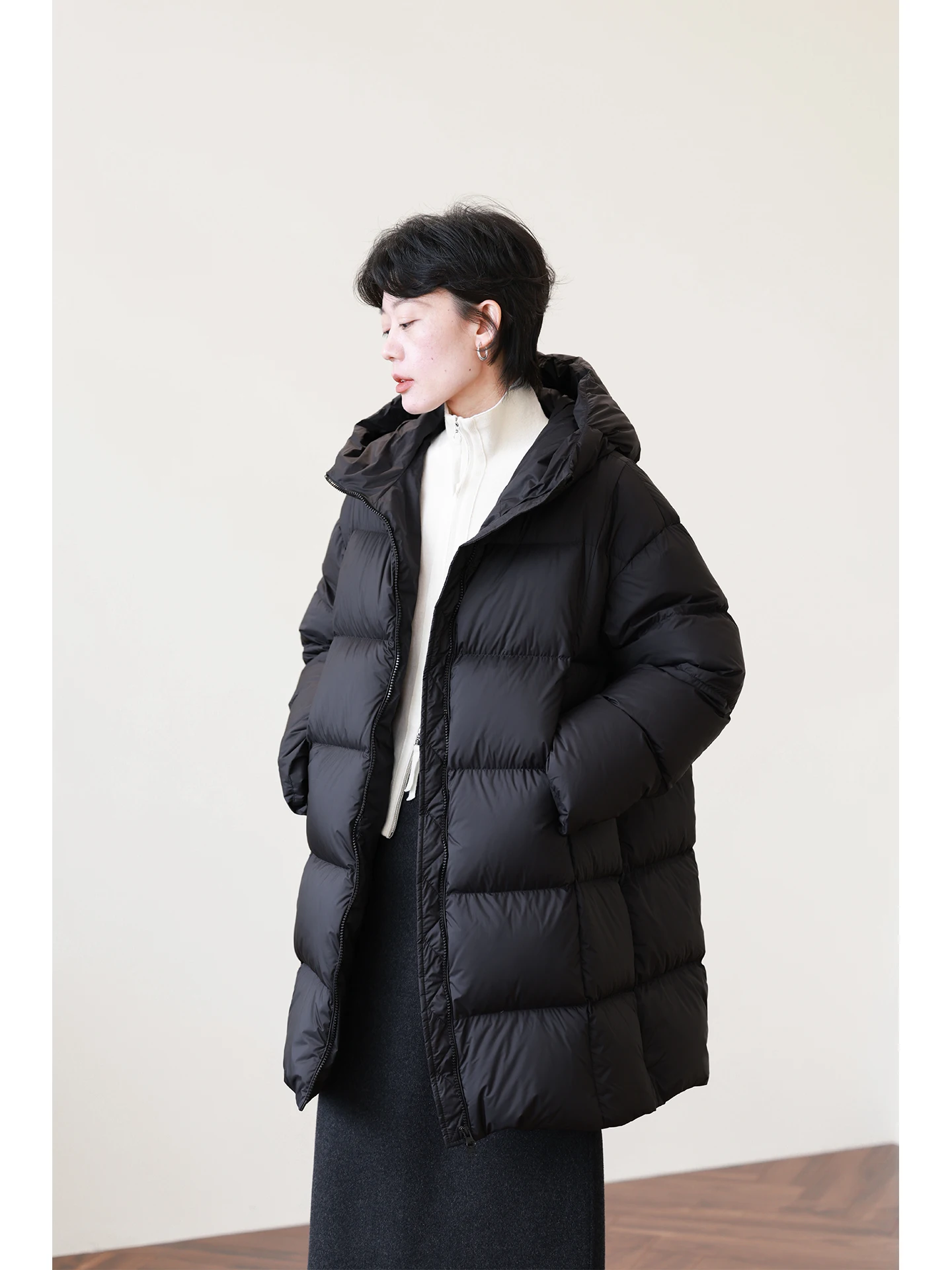 

Женская зимняя теплая хлопковая куртка средней длины с капюшоном, свободного кроя, с наполнителем из 90% белого утиного пуха, черная