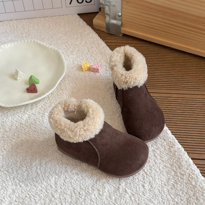 

2025 детские короткие сапоги для девочек, новая зимняя модная обувь в корейском стиле с мягкой подошвой, нескользящая универсальная теплая обувь для подиума