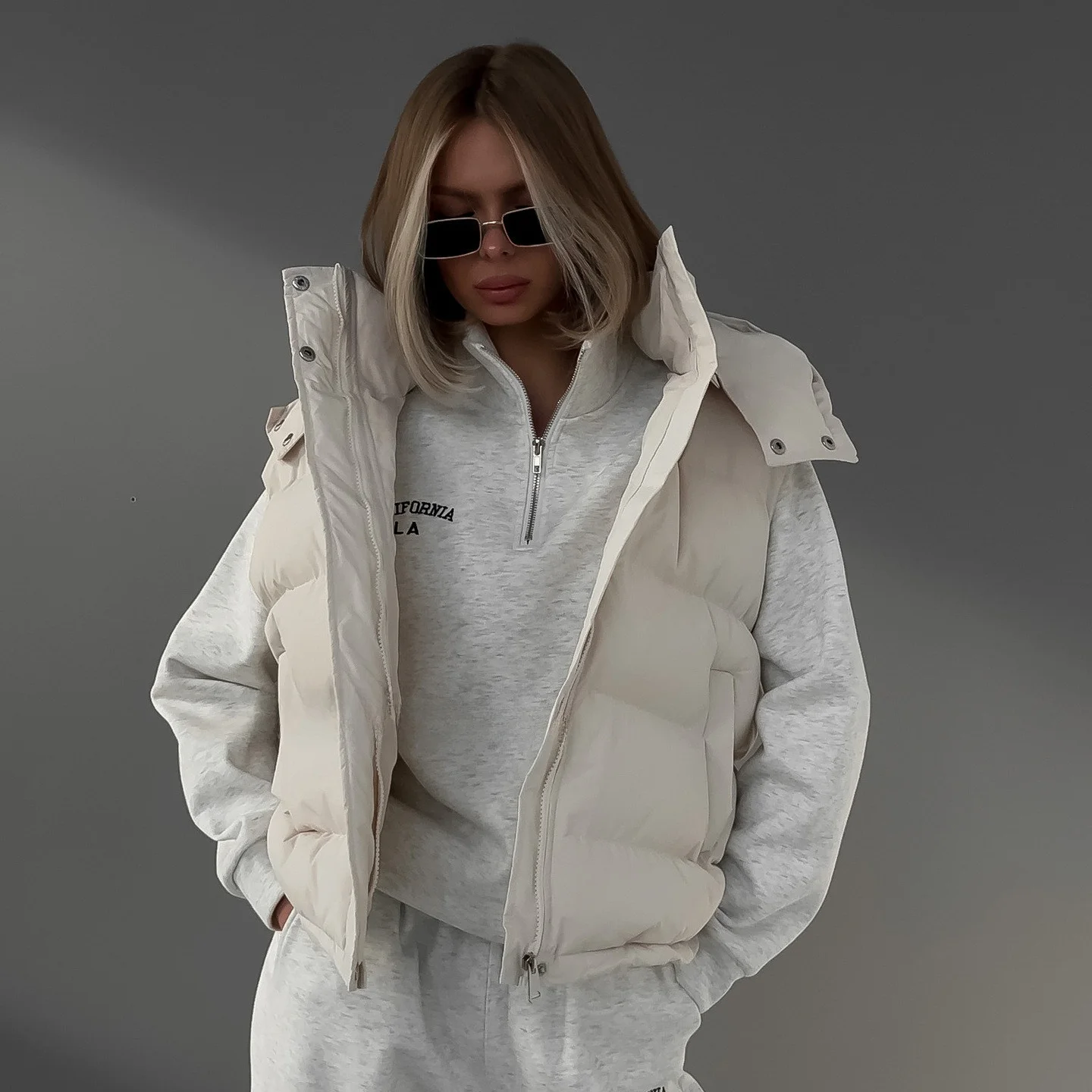 

Модная женская зимняя безрукавка с капюшоном из хлопка и полиэстера, удобная верхняя одежда