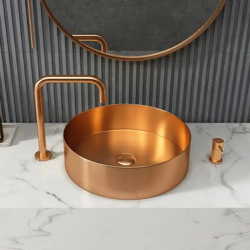 تتضمن استنزاف المنبثق المطابق لحوض الحمام من مادة الفولاذ المقاوم للصدأ