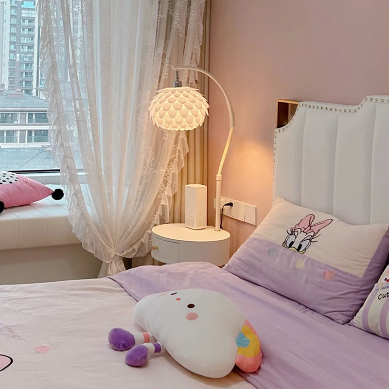 

Напольный светильник в кремовом стиле для спальни, прикроватная лампа, встроенный светильник для столика, диван для гостиной, несколько угловых светильников для создания атмосферы.