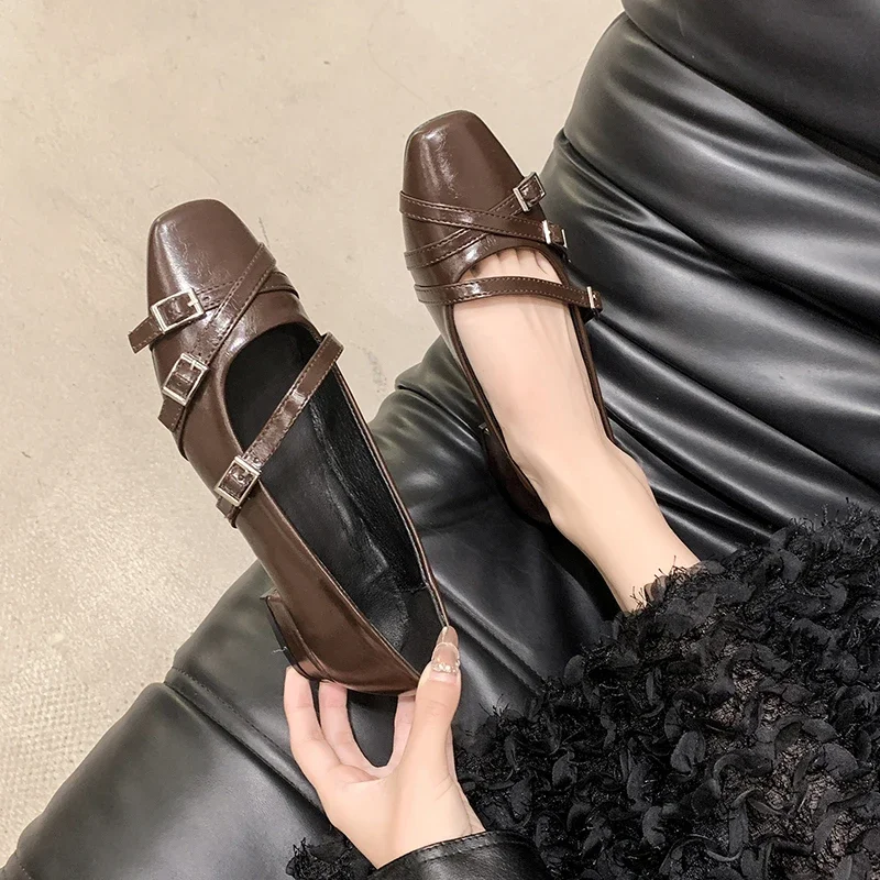 

Женские туфли на грубом каблуке, осенние новые туфли с квадратной головкой и неглубоким горлышком, пряжка на ремне, мягкая подошва, противоскользящие, износостойкие туфли с низким берцем