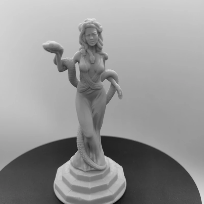Figurine en résine à l'échelle 1/24, reine Medusa avec un serpent vert dans sa main, Kit de modèle à assembler, jouet d'impression 3D non assemblé et non peint