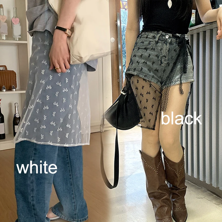 يخلق فستان الدانتيل مع غطاء الستارة مظهرًا متعدد الطبقات عند مقترن بمريلة ونصف تنورة ونمط زهور شفاف