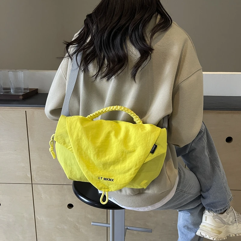 Bolsa de ombro de tecido de náilon nova leve feminina crossbody saco do mensageiro lazer versátil esportes ferrolho ombro hobos saco