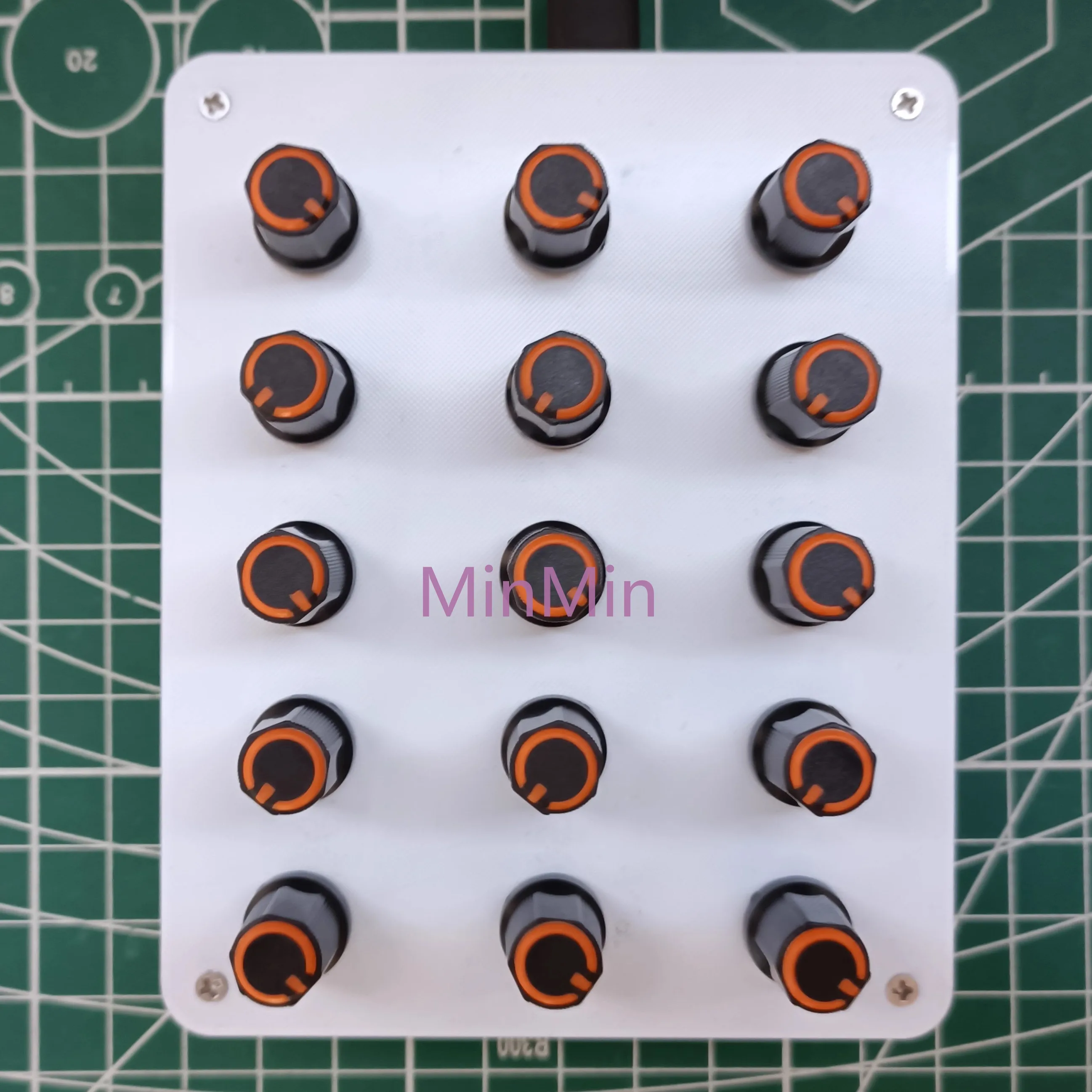 

15 Knob Knobs Customize CC Info Volume USB-C Interface Music Hosting Software MIDI controller