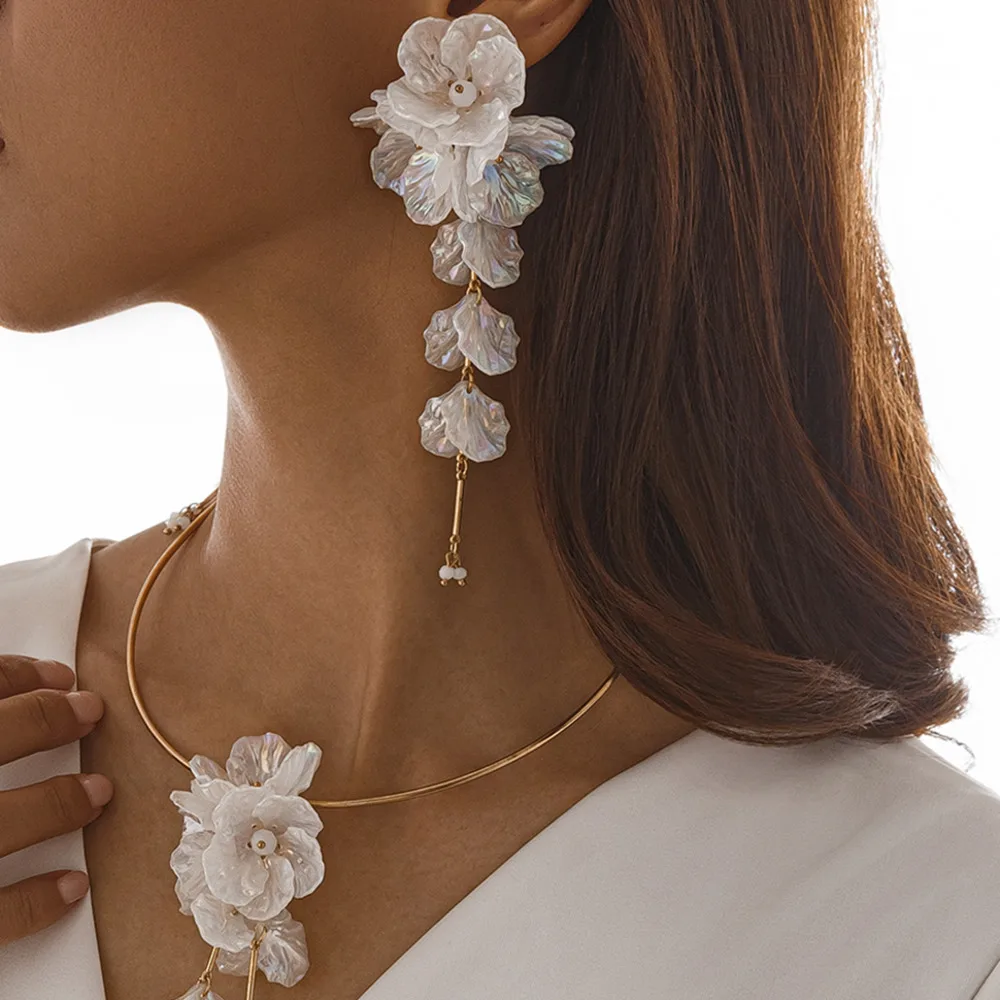 

Salircon Elegant Colorful White Scallop Flowers Pendant Earrings for Women Exaggerated Long Drop Earrings Party Dinner Jewelry