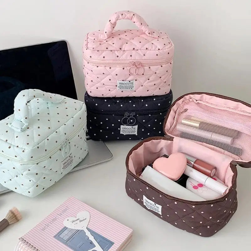 Niedliche, gesteppte Kosmetiktasche mit Polka-Dot-Muster, großes Fassungsvermögen, weicher Griff, ideal für Reisen und die tägliche Aufbewahrung von Hautpflegeprodukten. – Detail 2