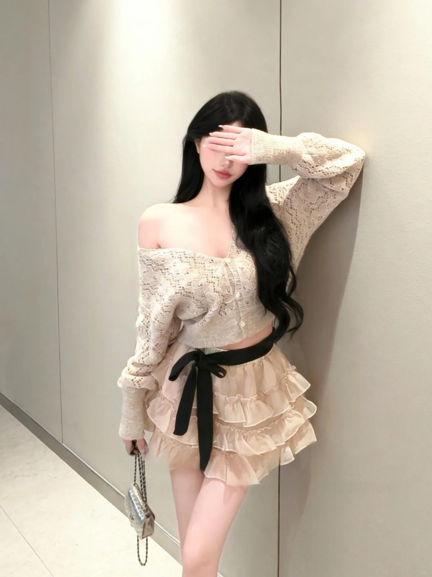 

Элегантный вязаный кардиган с V-образным вырезом и ажурным дизайном, а также комплект из кашемировой юбки-полусолнце с узлами для женщин.