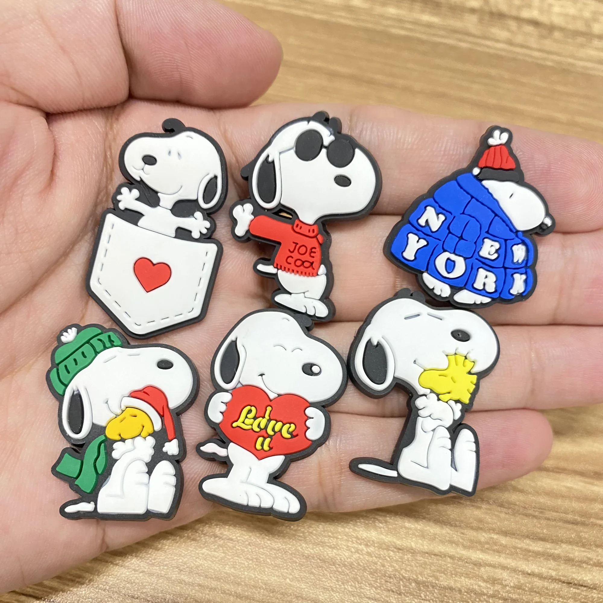 12 Stück Anime Snoopy Cartoon Schuh-Charms PVC Niedliche Deko-Accessoires Set für Clogs Sandalen DIY Ornamente Geschenk – Detail 4