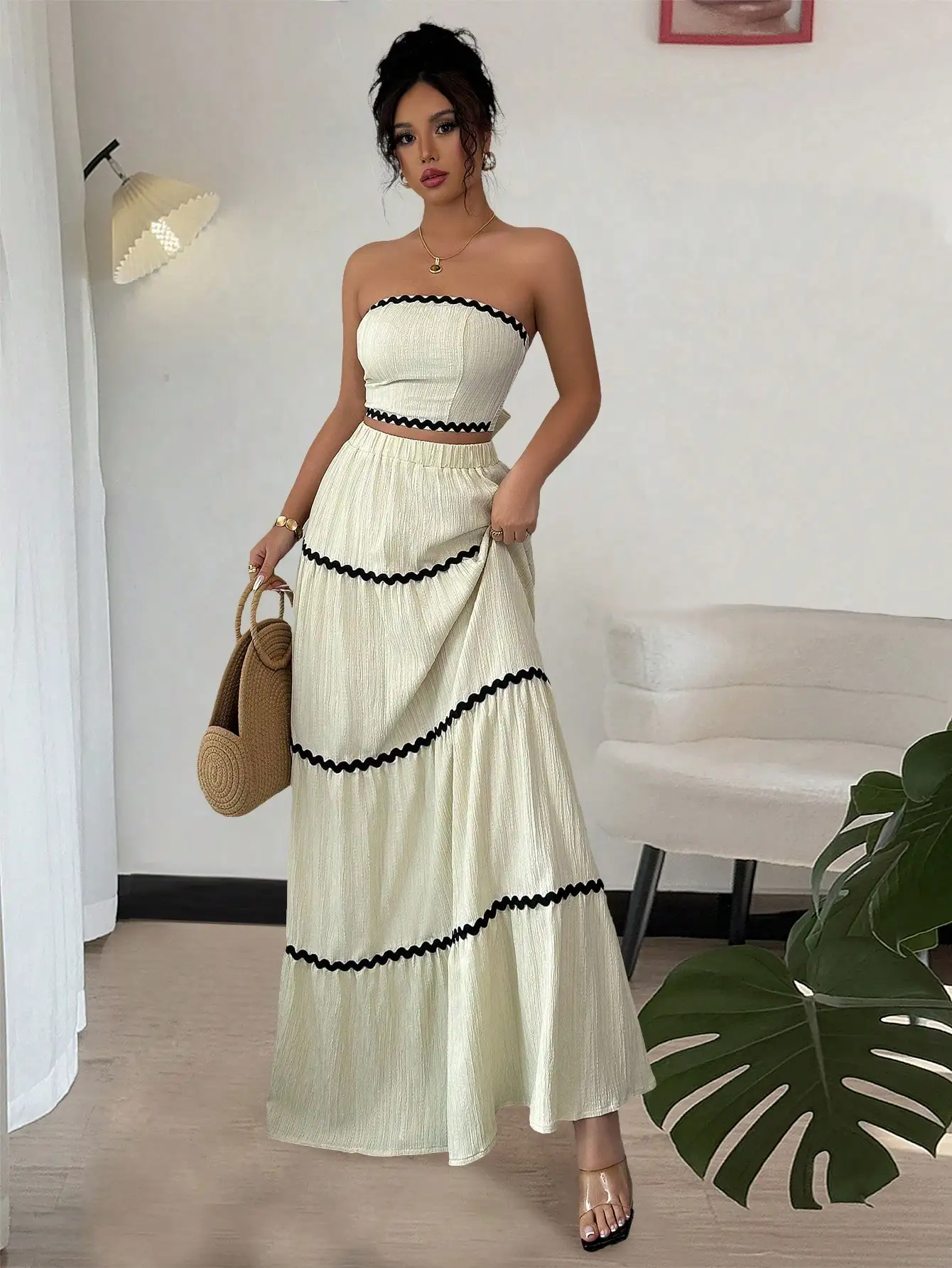 

Элегантный комплект из укороченного топа с открытыми плечами и многоярусной юбки макси с черной отделкой из рюшей для летнего пляжа или вечеринки