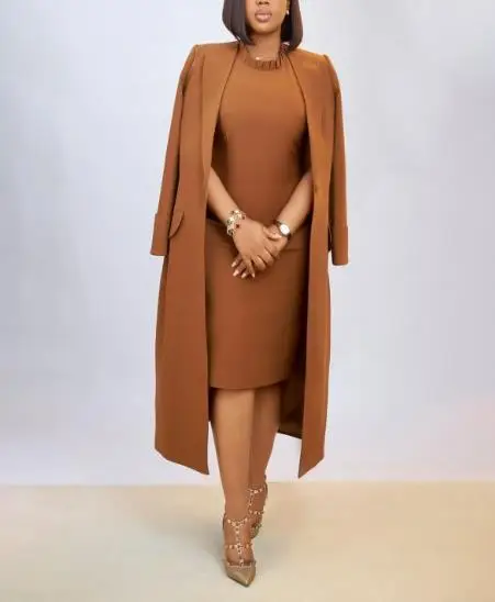 秋のレディースロングスーツジャケット（襟付き、ウエストシェイプ、スリット入り）、ラウンドネックノースリーブヒップハグニットワンピースセット