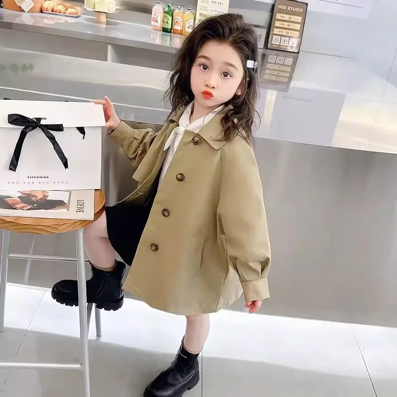 

Стильный плащ для девочек, новинка 2023 года, весна-осень, осеннее пальто средней длины в британском стиле для маленьких девочек