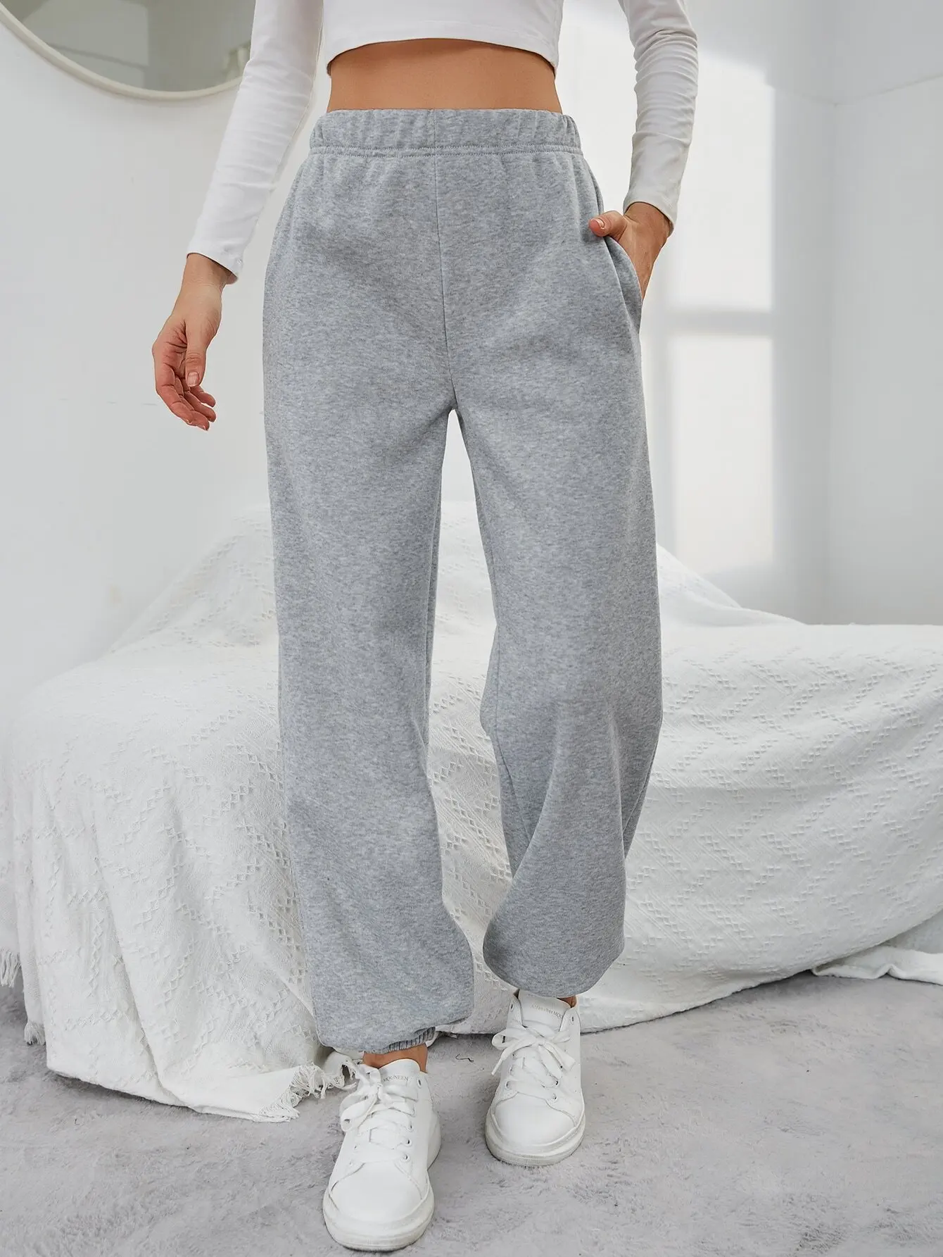 

Gray Solid Elastic Waist Slant Pocket Loose Fit Sweatpants for Casual Wear
