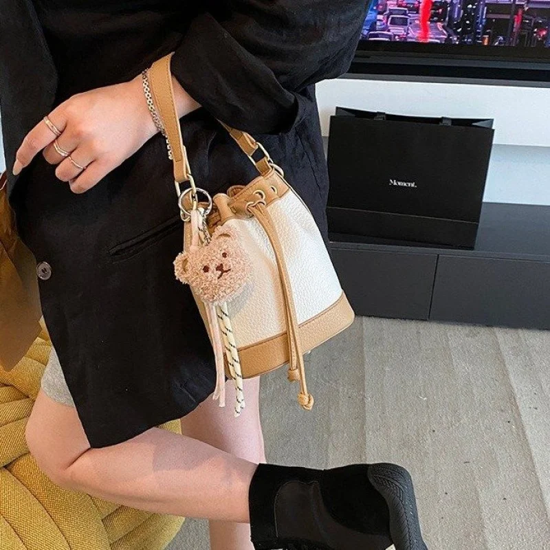 

Fashionable Faux Leather Crossbody Bag Women Chain Handle Detail Anti-Theft Pocket Lightweight Best-Selling Casual Bag​